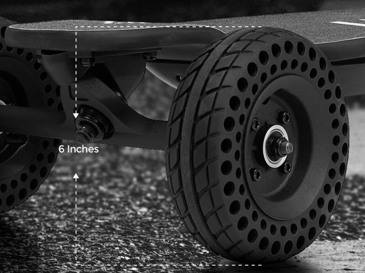 Lo skateboard elettrico LAOTIE a doppio motore in offerta a 530 euro Lo skateboard elettrico LAOTIE a doppio motore in offerta a 530 euro