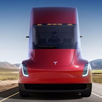Tesla Semi, le prenotazioni aprono con 5 anni di ritardo