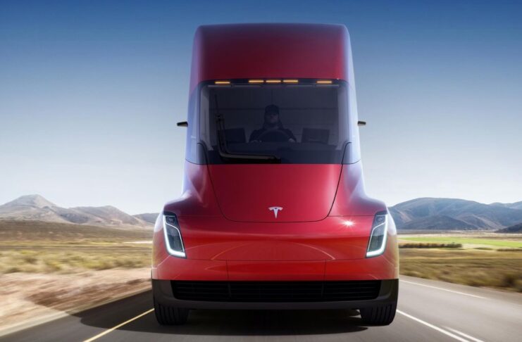 Tesla Semi, le prenotazioni aprono con 5 anni di ritardo
