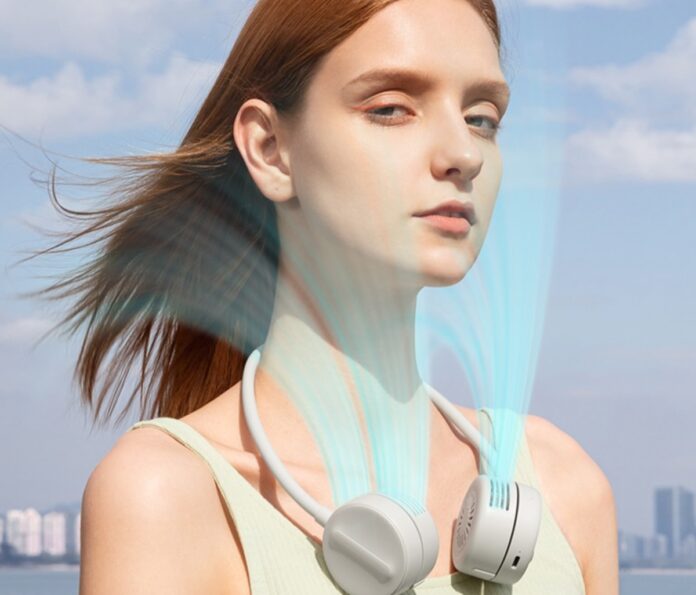 State al fresco con il ventilatore da collo JISULIFE, in offerta a 26 euro