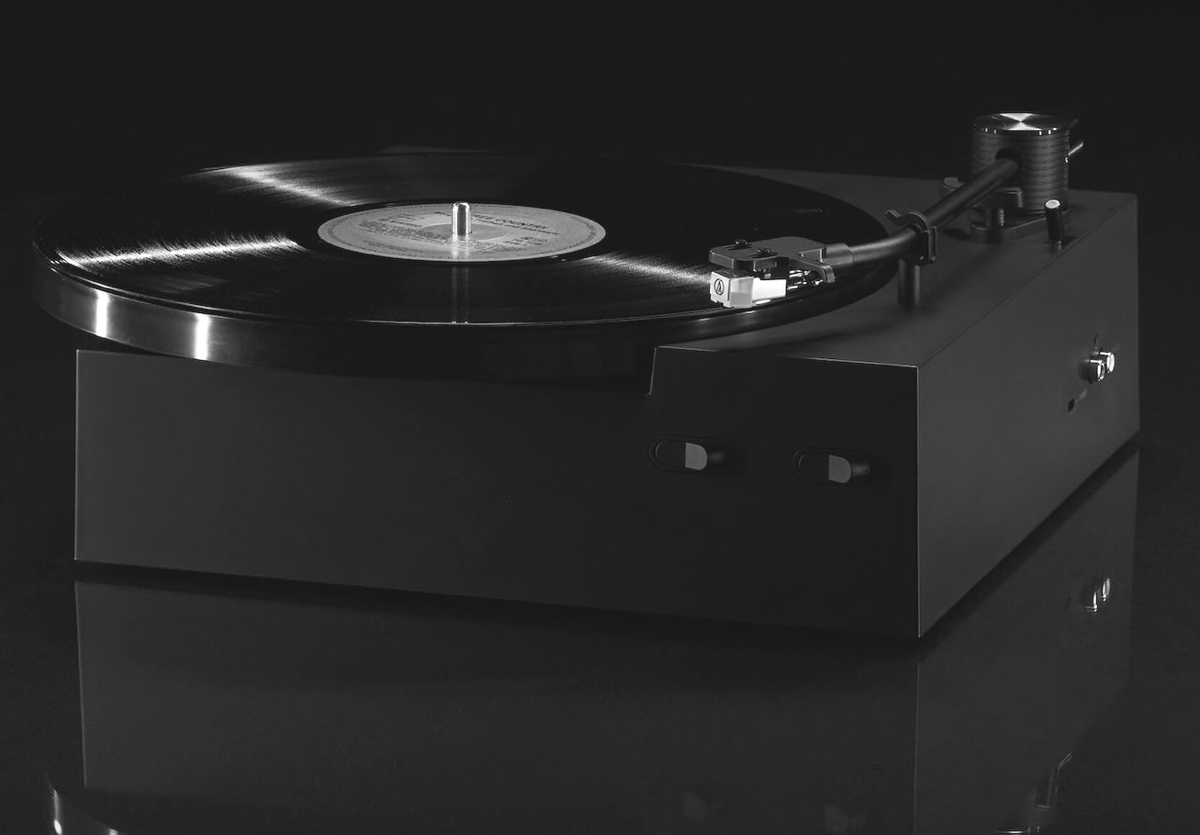 IKEA-giradischi-Swedish-House-Mafia-0.jp