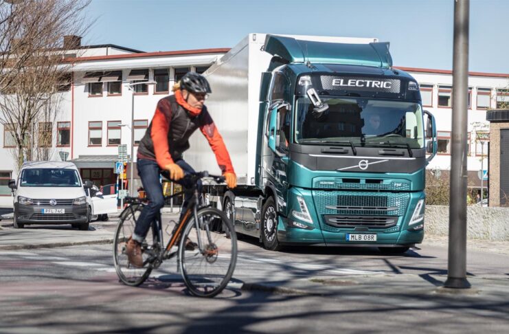 Volvo Trucks, nuovo sistema di sicurezza per la protezione di ciclisti e pedoni