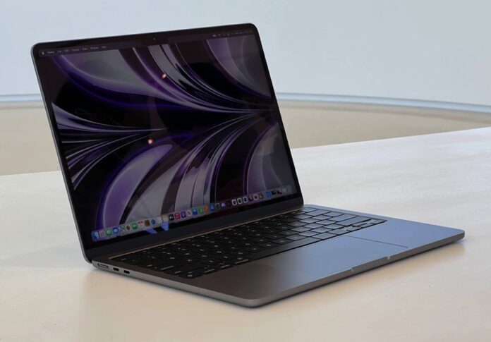 Apple svela il nuovo MacBook Air 2022 con chip M2, la galleria fotografica dal vivo