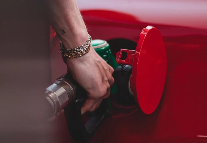 Caro benzina, 1 italiano su 2 usa meno l’auto