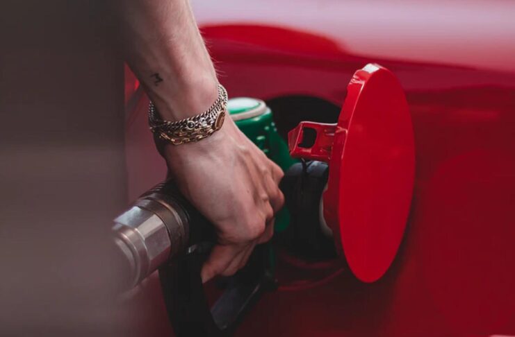 Caro benzina, 1 italiano su 2 usa meno l’auto