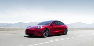 Tesla chiede una divisione azionaria a tre vie per rendere le sue azioni più accessibili