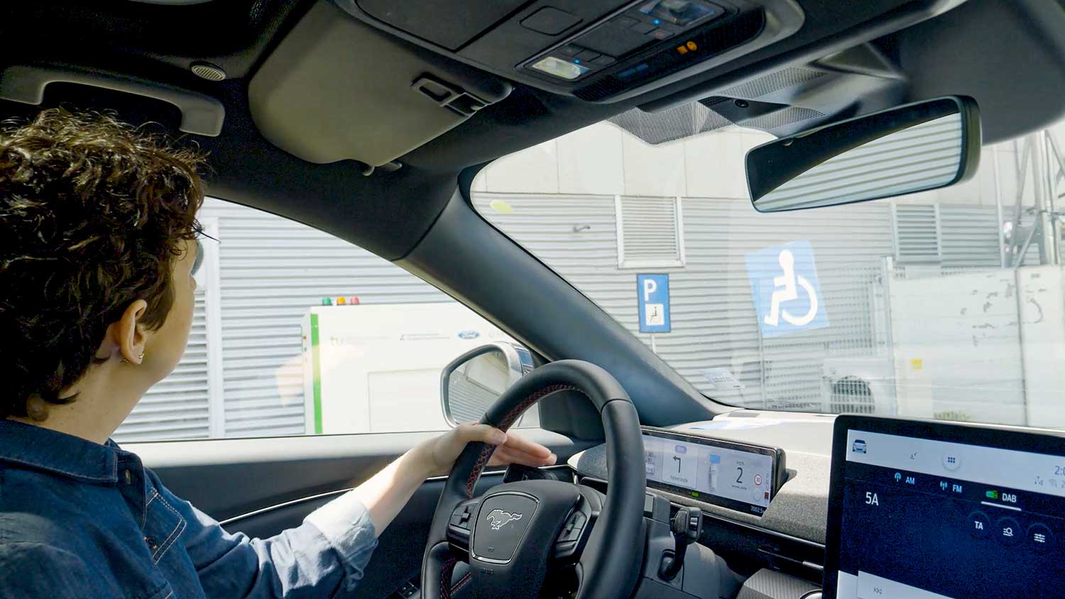 Ford sperimenta una stazione di ricarica robotizzata per agevolare i disabili