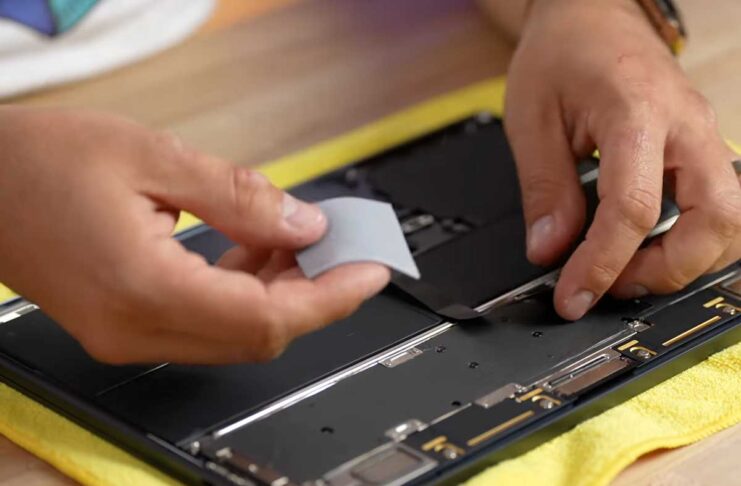 MacBook Air M2, una striscia adesiva può aiutare a mantenere livelli di prestazioni sostenute