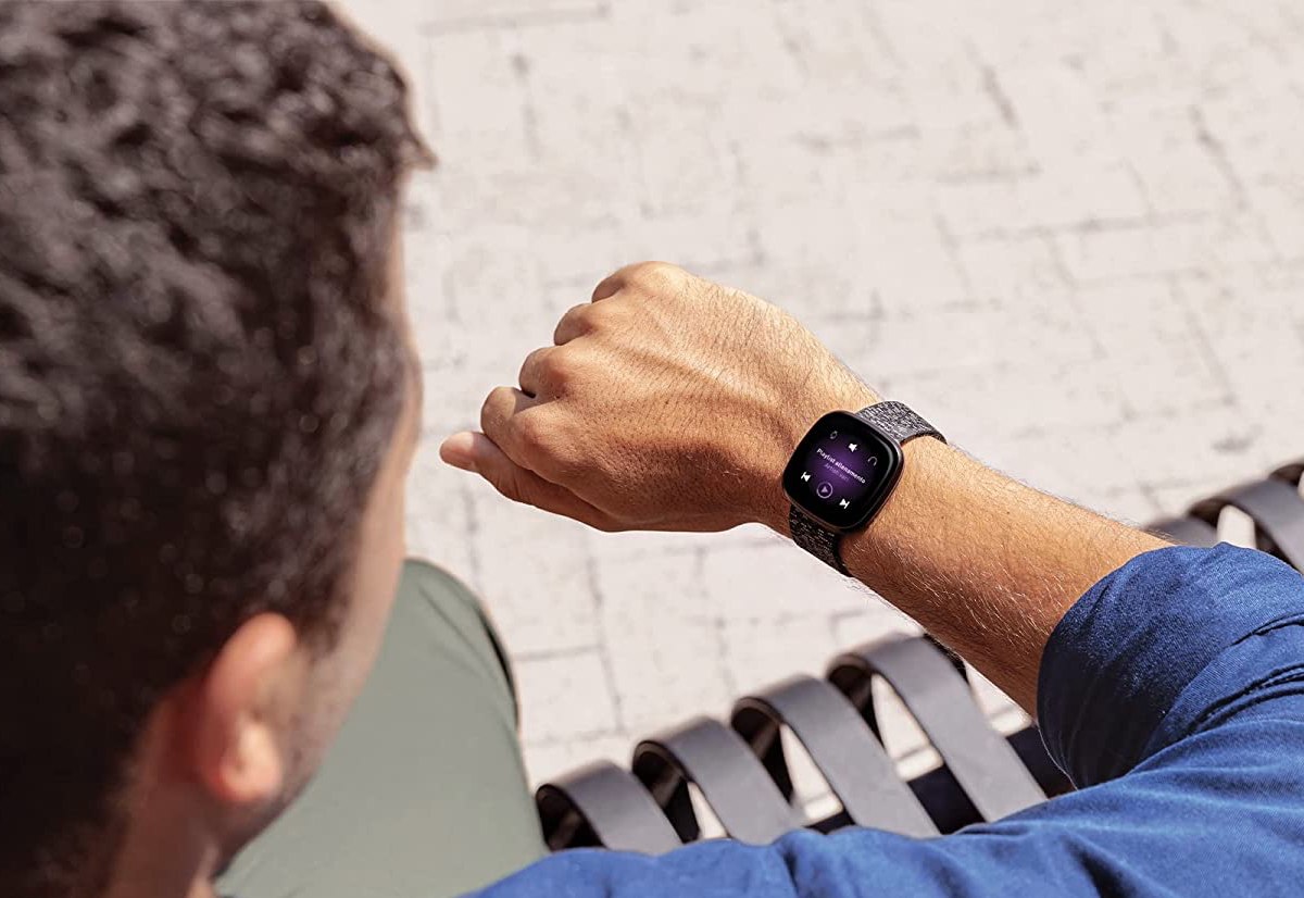Fitbit Versa 3 un completo smart watch al minimo storico, solo 139,99 €