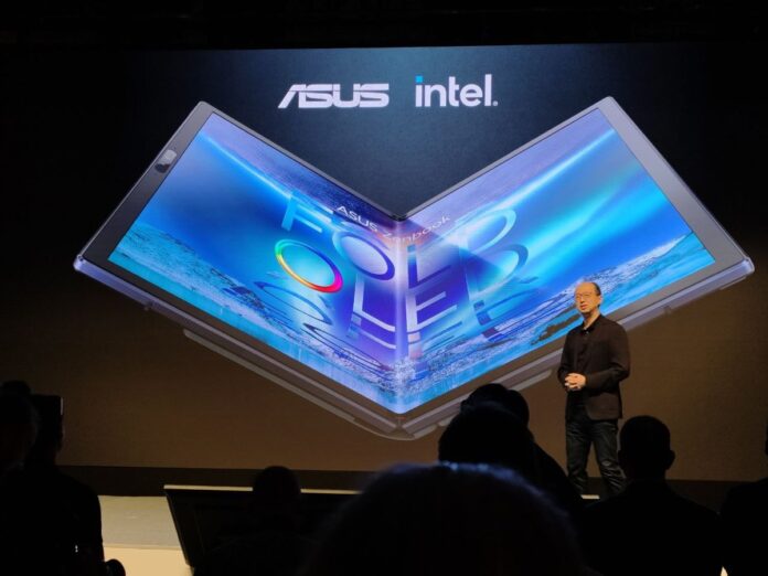 a IFA 2022 il notebook ASUS Zenbook 17 Fold OLED, le foto