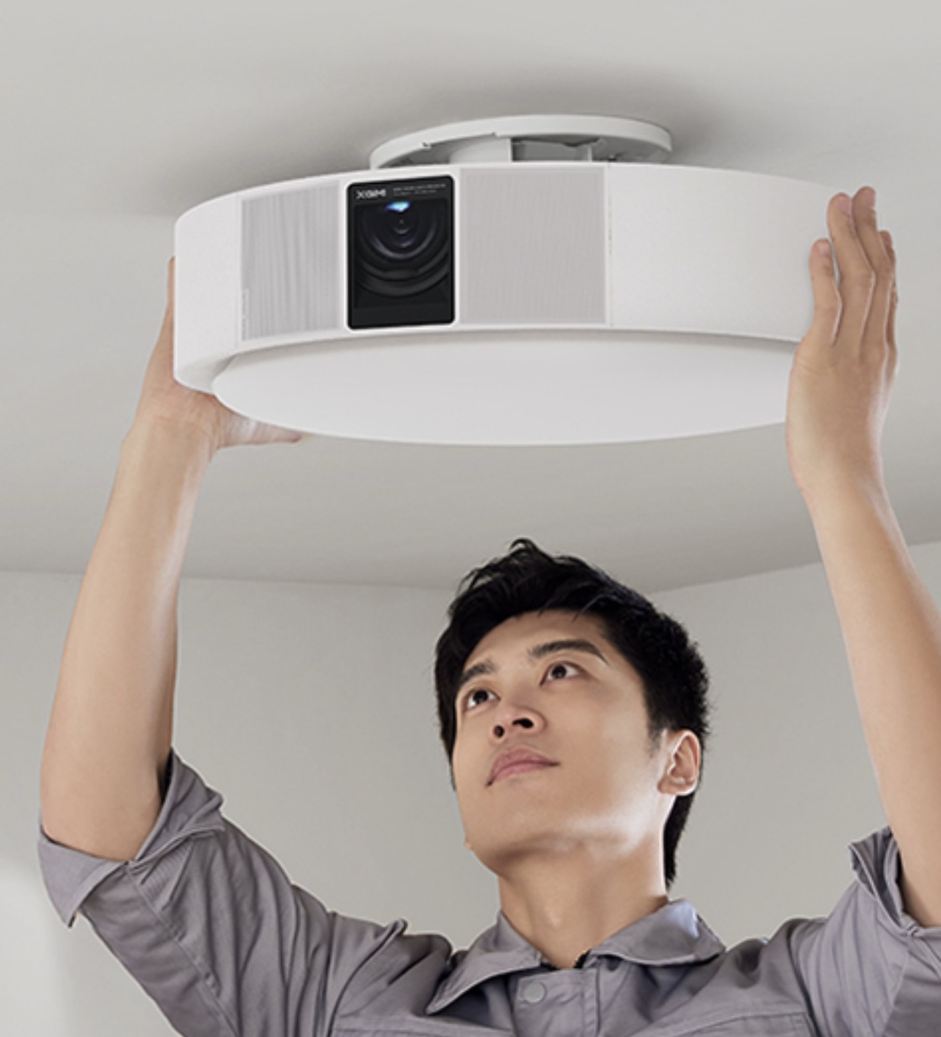 XGIMI Magic Lamp e il video proiettore scompare nella lampada a soffitto XGIMI Magic Lamp e il video proiettore scompare nella lampada a soffitto