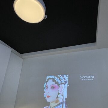 XGIMI Magic Lamp e il videoproiettore scompare nella lampada a soffitto