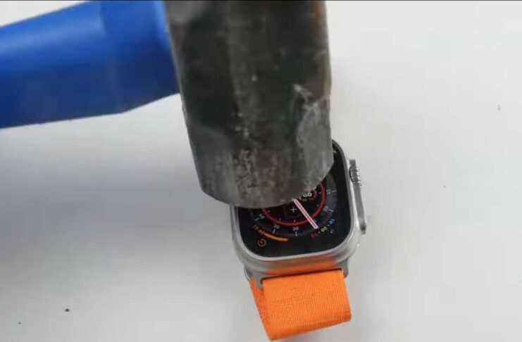 Apple Watch Ultra in un filmato preso a martellate per mostrare la robustezza