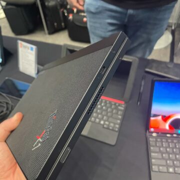 Lenovo è a IFA con il suo ThinkPad X1 Fold con schermo OLED