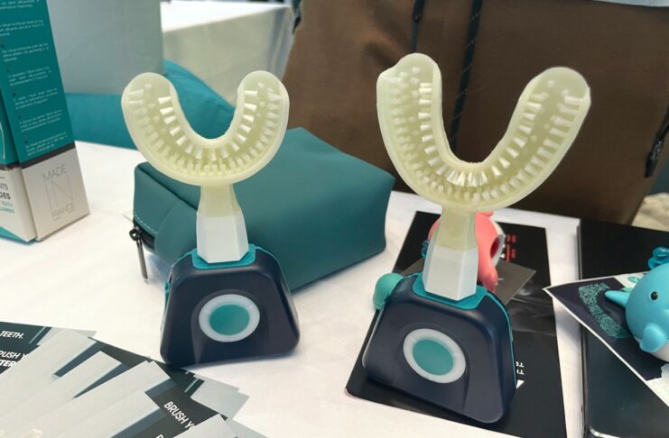 A IFA 2022 lo spazzolino Y-BRUSH lava i denti in 10 secondi
