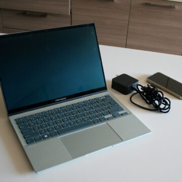Recensione ASUS Zenbook UM5302T, portatile da 13,2″ OLED potente e leggero