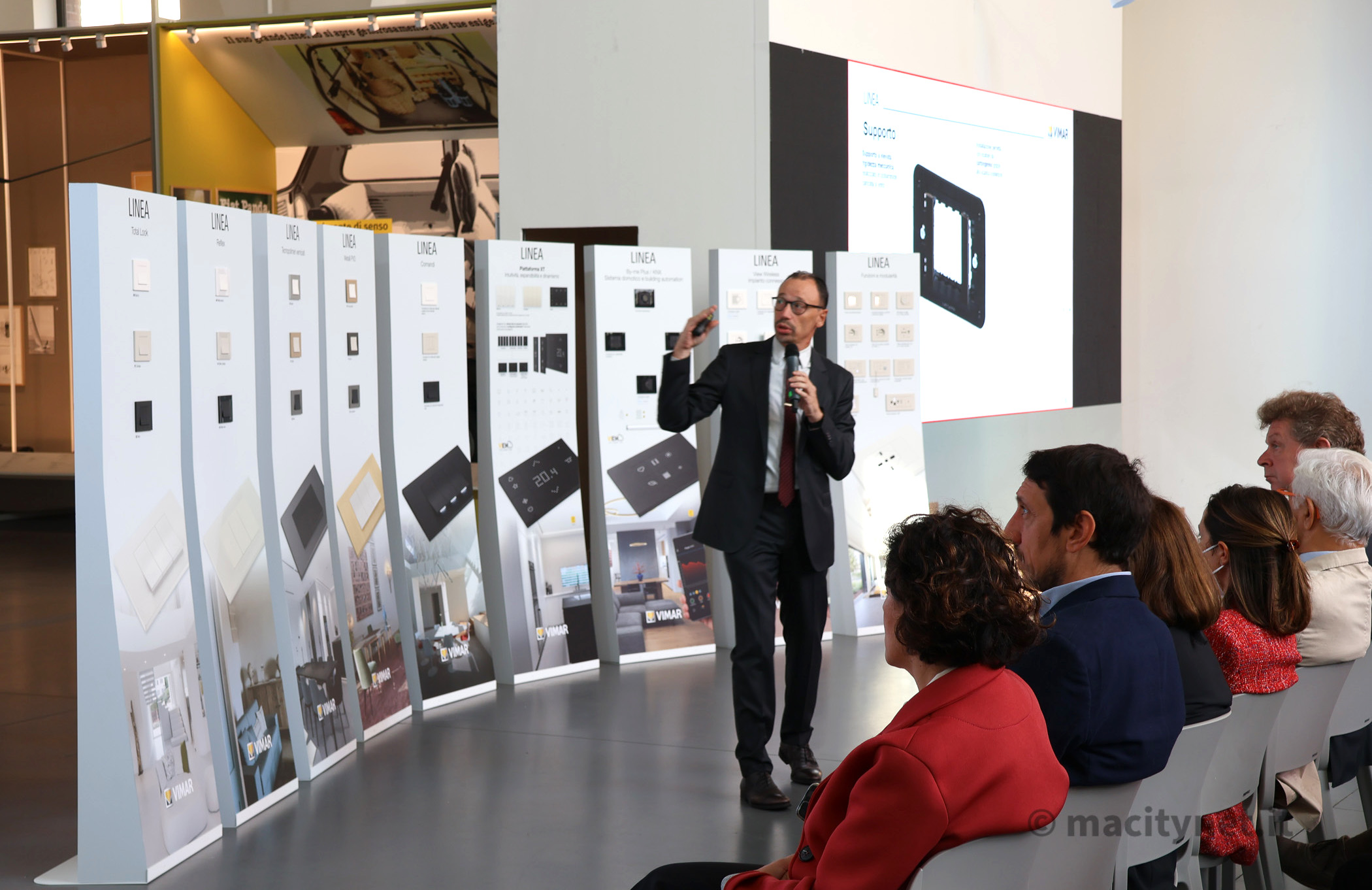 Vimar Linea, la nuova serie civile di design nasce già connessa Vimar Linea, la nuova serie civile di design nasce già connessa