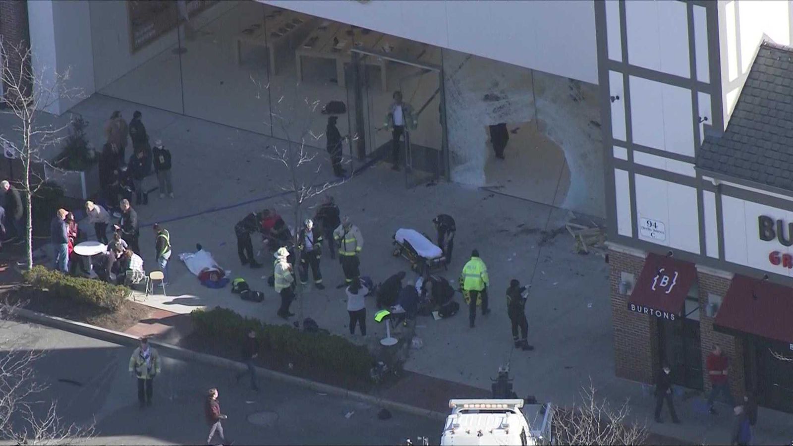 Apple Store nella periferia di Boston investito da veicolo, un morto e decine di feriti