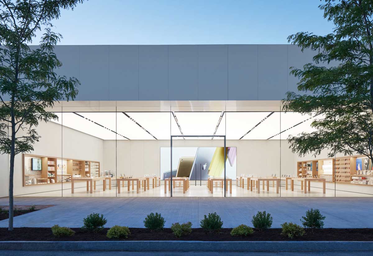 Apple Store nella periferia di Boston investito da veicolo, un morto e decine di feriti Apple Store nella periferia di Boston investito da veicolo, un morto e decine di feriti