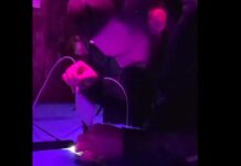 Il MagSafe Duo diventa una canna da pesca per recuperare iPhone Il MagSafe Duo usato come una sorta di canna da pesca per recuperare un iPhone