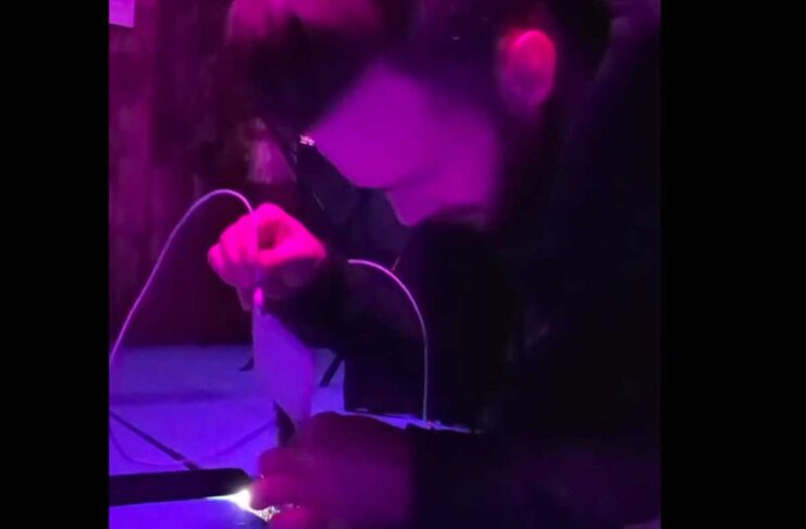 Il MagSafe Duo usato come una sorta di canna da pesca per recuperare un iPhone