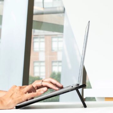 Native Union Fold è il sostegno ultra portatile per MacBook e iPad