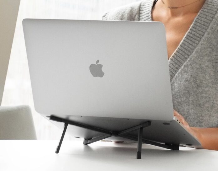 Native Union Fold è il sostegno ultra portatile per MacBook e iPad