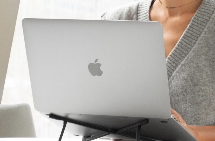 Native Union Fold è il sostegno ultra portatile per MacBook e iPad