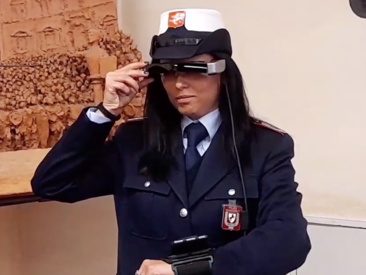 Occhiali smart ai vigili di Arezzo per multe al volo