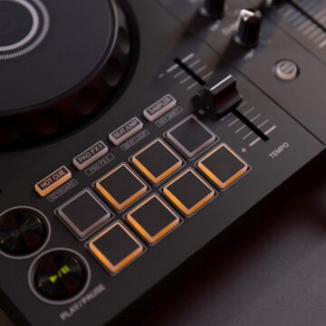 Pioneer DDJ-FLX4 è il controller per DJ in erba