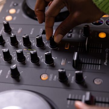 Pioneer DDJ-FLX4 è il controller per DJ in erba