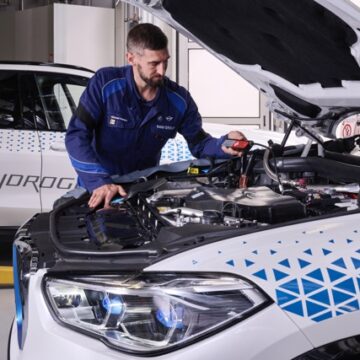 BMW avvia produzione di modello in piccola serie a idrogeno