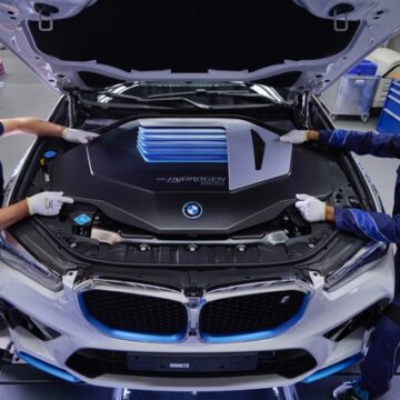 BMW avvia produzione di modello in piccola serie a idrogeno