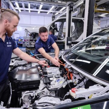 BMW avvia produzione di modello in piccola serie a idrogeno