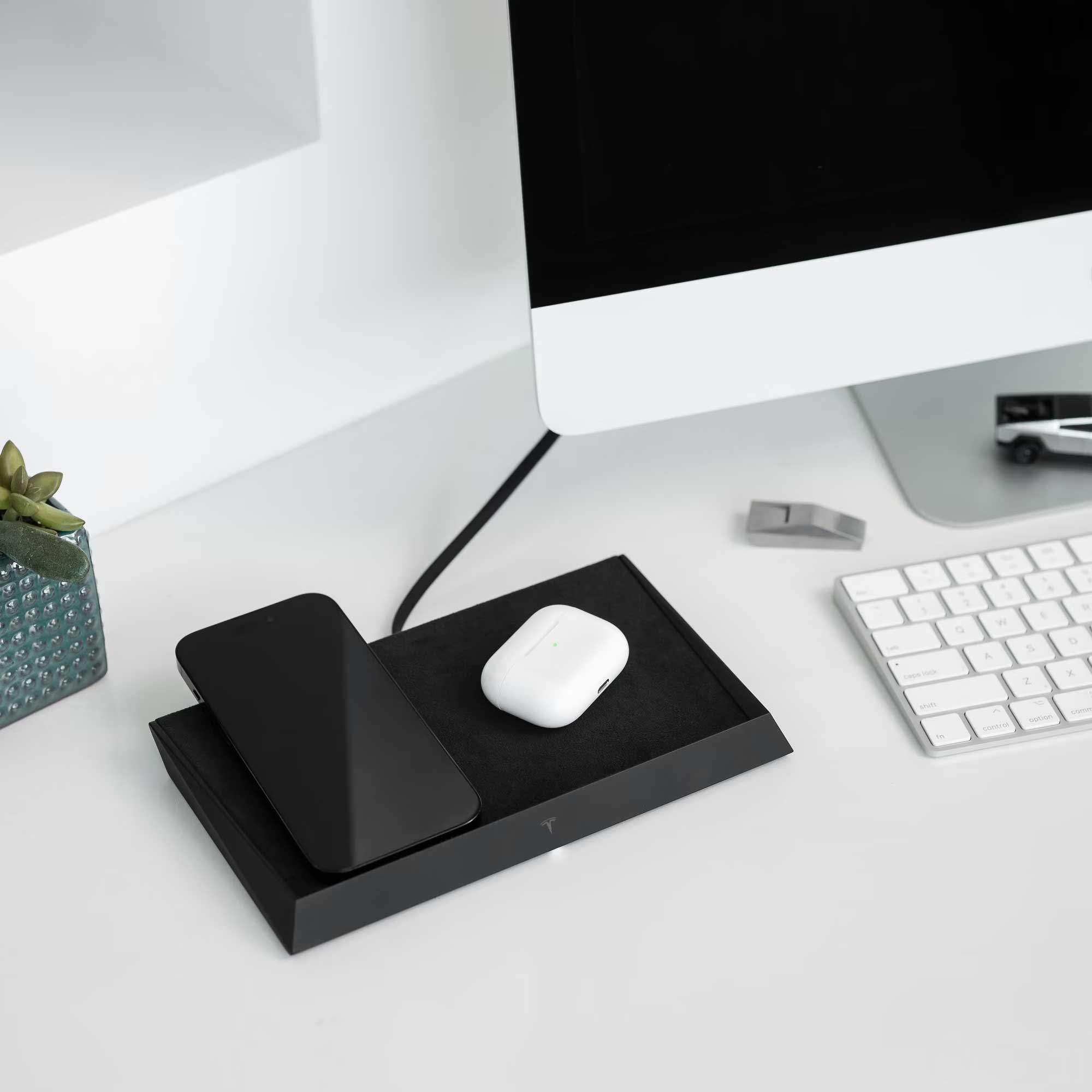 Tesla, una base Qi tipo AirPower per caricare fino a tre dispositivi Tesla, una base Qi tipo AirPower per caricare fino a tre dispositivi