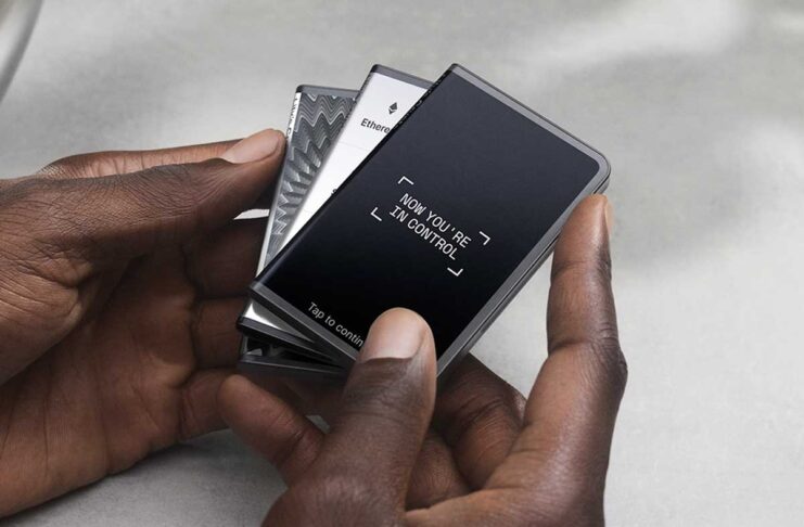 Ledger Stax, wallet hardware creato con il supporto di Tony Fadell, papà di iPod