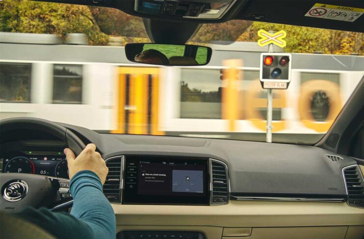 L’app Traffication di Skoda monitora anche i passaggi a livello