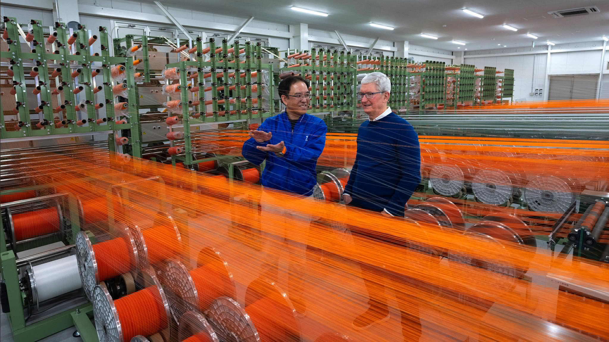 Tim Cook nella fabbrica dei cinturini Alpine Loop Tim Cook nella fabbrica dei cinturini Alpine Loop