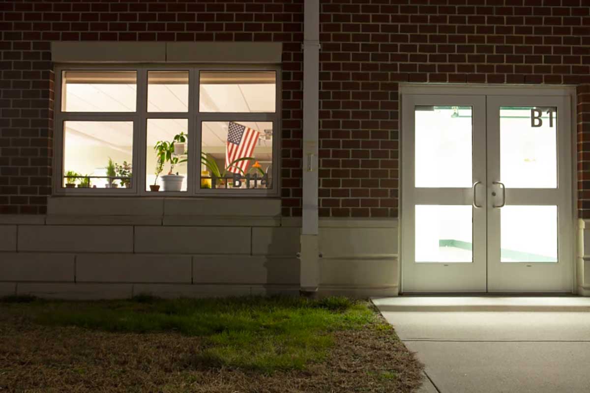 Da oltre un anno una scuola del Massachusetts non riesce a spegnere le luci