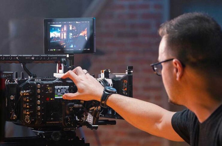 Nelle cinecamere V-Raptor di RED il girato in 8K si carica direttamente su Frame.io di Adobe