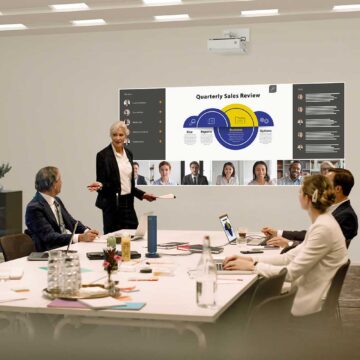 Panasonic LCD PT-CMZ50 è un nuovo proiettore per distanze ultra-corte