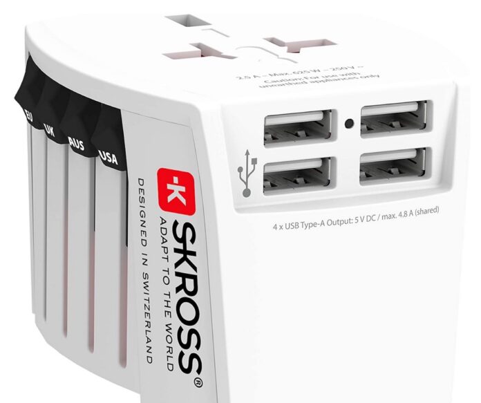 L’adattatore internazionale SKROSS con 4 USB e presa passante