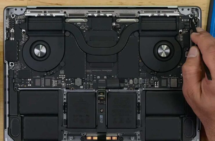 Il MacBook Pro 14″ 2023 smontato