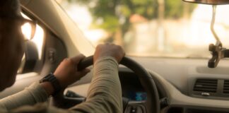 Uber si allea per creare veicoli elettrici per consegne e ridesharing