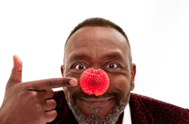 Jony Ive inventa il naso rosso perfetto per Comic Relief