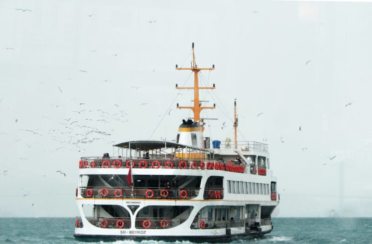 Compagnia di navigazione e traghetti vieta le auto elettriche