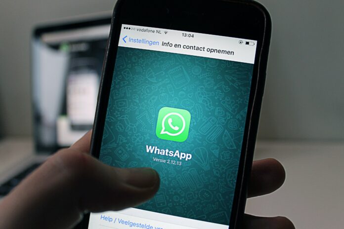 Come inviare messaggi WhatsApp a più persone su iPhone