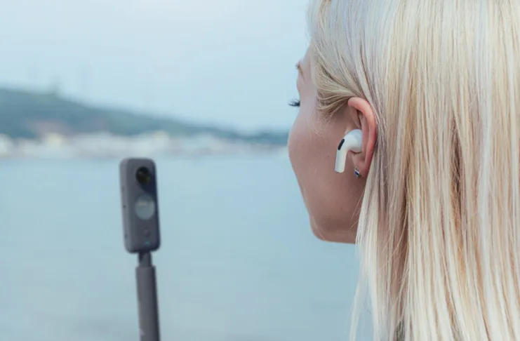 Insta360 ONE X2, videocamera sferica si controlla con AirPods in Offerta Primavera
