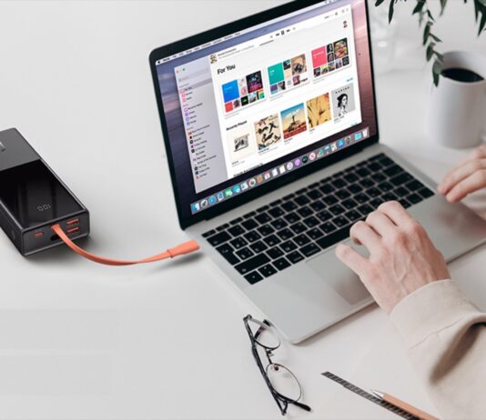 La batteria portatile di Baseus che ricarica il MacBook Pro