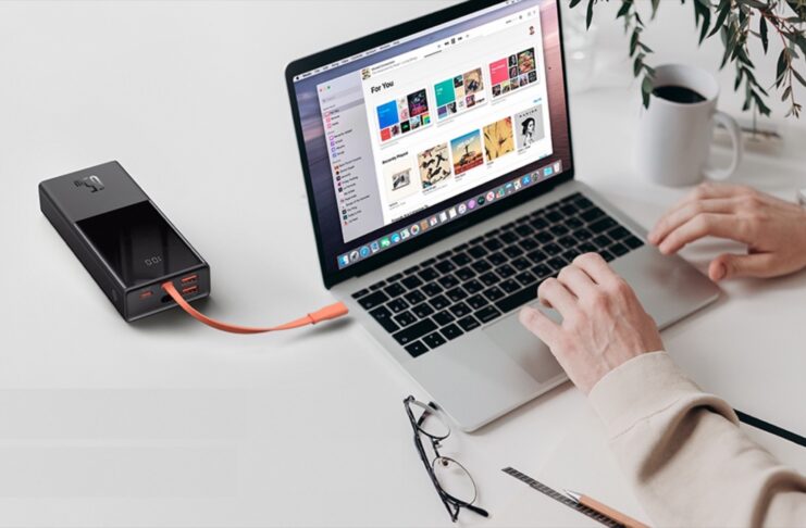 La batteria portatile di Baseus che ricarica il MacBook Pro